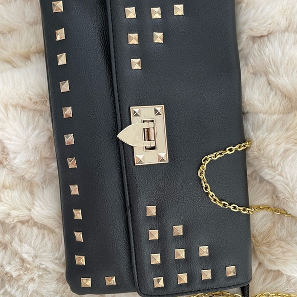 Black and gold clutch/bag with Chain Strap - Picture 2 of 7